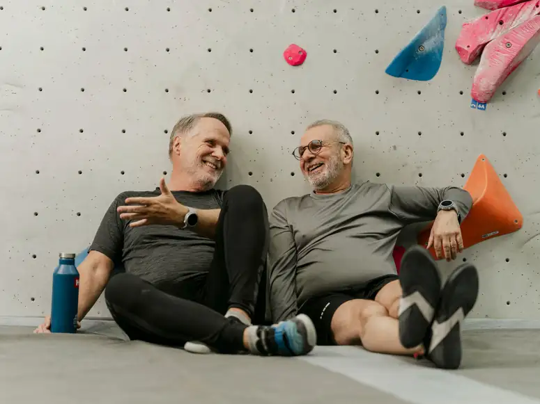 Seniors en train de faire de l'escalade avec la montre du fabricant Careium