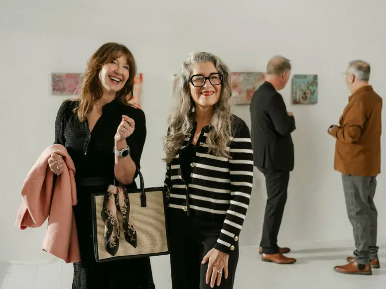 Femmes Seniors en train de visiter une exposition avec la montre du fabricant Careium
